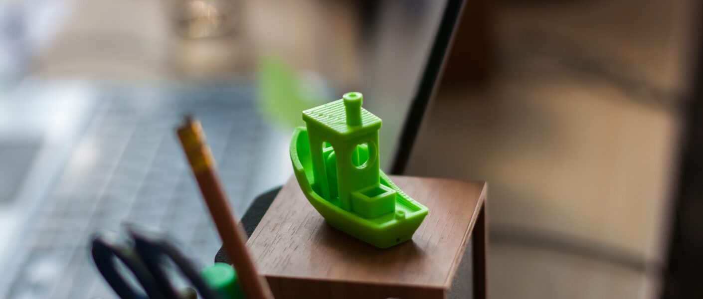 Maquette 3D du bateau imprimée sur mesure et exposée en situation réelle, démontrant les compétences de modélisation et d’impression de JA 3D Solutions